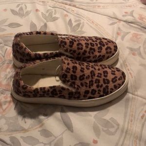 I’m selling leopard print shoes